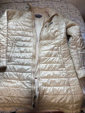 Patagonia Women's Light Cream Quilted Puffer Jacket